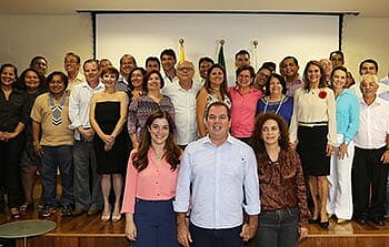 Acompanhado da primeira-dama e da futura vice-governadora, Tião Viana anunciou a equipe de governo para o seu próximo mandato