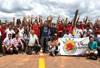 Governador, senadores e o prefeito inauguraram o novo centro de esportes radicais ao lado de muitas pessoas, todas ansiosas para utilizar o novo espaço