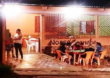 Bandidos rendem clientes de lanchonete e levam celulares e bolsas