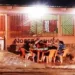 Bandidos rendem clientes de lanchonete e levam celulares e bolsas