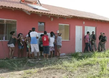 Polícia esteve no local ontem para retirar invasores