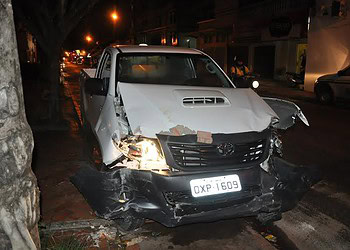 Colisão entre veículos deixa uma mulher gravemente ferida