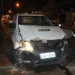 Colisão entre veículos deixa uma mulher gravemente ferida