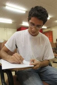 Felipe Lima, 19, preenche o formulário de inscrição