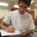 Felipe Lima, 19, preenche o formulário de inscrição