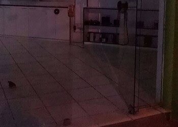 Homem arromba loja de assistência técnica de celulares no centro da cidade