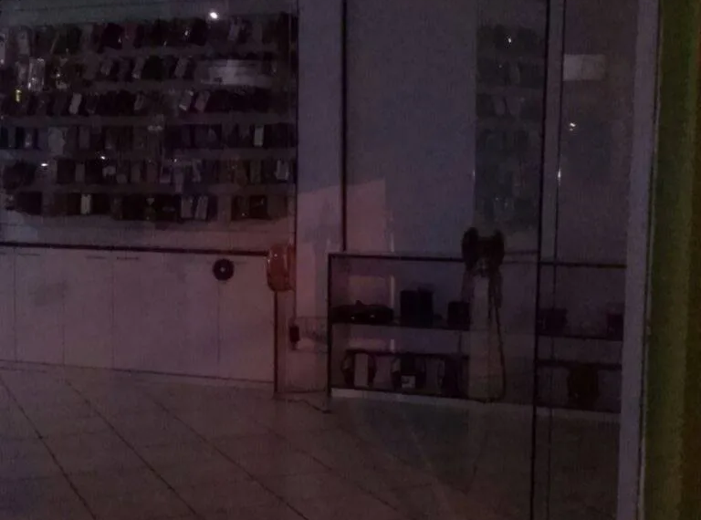Homem arromba loja de assistência técnica de celulares no centro da cidade