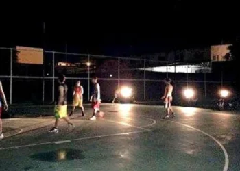 Jogadores usaram faróis de motos para jogar basquete em quadra sem iluminação