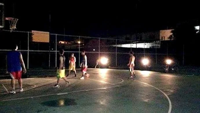 Jogadores usaram faróis de motos para jogar basquete em quadra sem iluminação