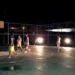 Jogadores usaram faróis de motos para jogar basquete em quadra sem iluminação