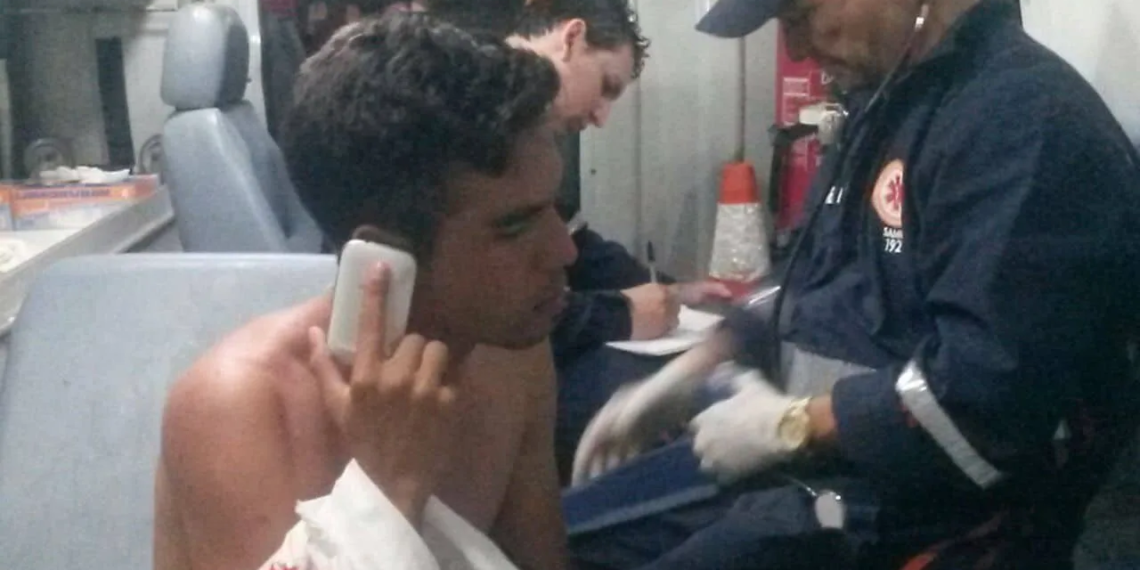 Jovem reage a assalto e leva facada nas costas