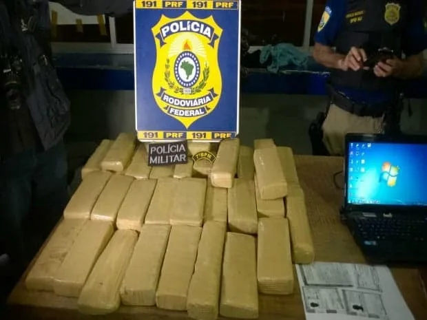 PRF apreende 24 kg de maconha em ônibus de RO que vinha para o Acre