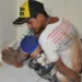 Moradores flagram homem tentando arrombar uma loja de informática no Conjunto Tucumã