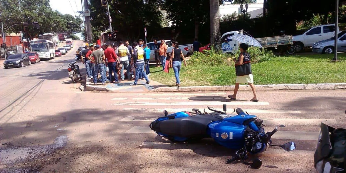 Motorista atinge motociclista, o acusa de ser assaltante e acaba preso pela polícia