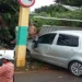 Motorista perde o controle de carro e bate no muro de uma casa