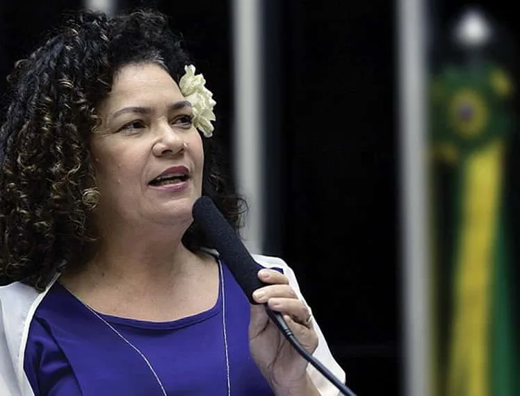 Perpétua Almeida lança revista com prestação de contas do mandato