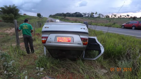 Táxi capota na BR-317 e deixa passageiros feridos