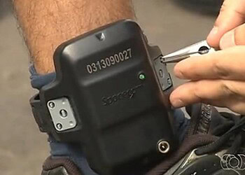 Dois detentos rompem tornozeleira eletrônica e não retornam da dispensa natalina