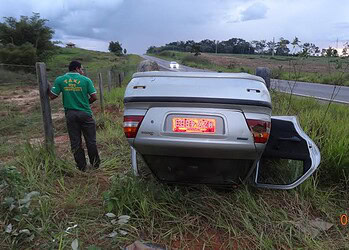Táxi capota na BR-317 e deixa passageiros feridos
