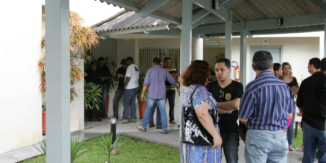 Velório de delegado é marcado pela comoção dos colegas e da família
