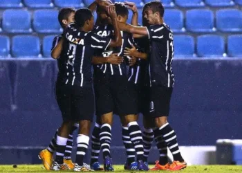 Jogadores corintianos comemoram um dos quatro gols da vitória de ontem