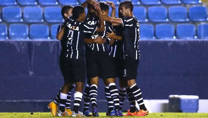 Jogadores corintianos comemoram um dos quatro gols da vitória de ontem