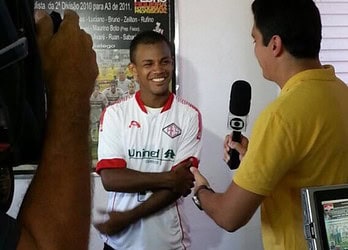 Gessé durante entrevista na apresentação do Santacruzense