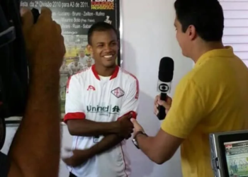 Gessé durante entrevista na apresentação do Santacruzense