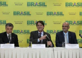 O ministro da Educação, Cid Gomes, detaca que o tema da redação do Enem 2014 – publicidade infantil –

            não  foi  tão  discutido  pela  mídia  quando  a  Lei Seca, tema do ano anteriorWilson Dias/Agência