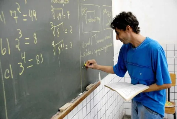 Piso salarial dos professores deve ser reajustado em 13%, estima CNM
