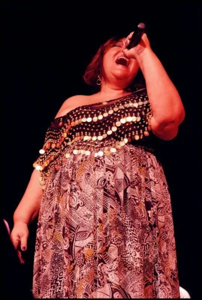 Verônica Padrão canta "Quase Marrom"