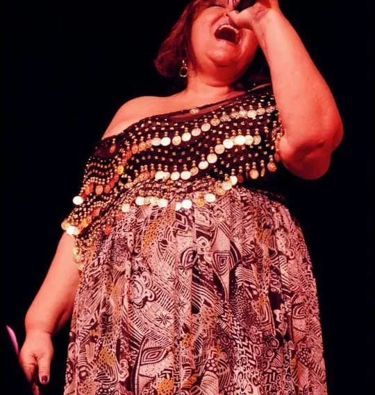 Verônica Padrão canta "Quase Marrom"