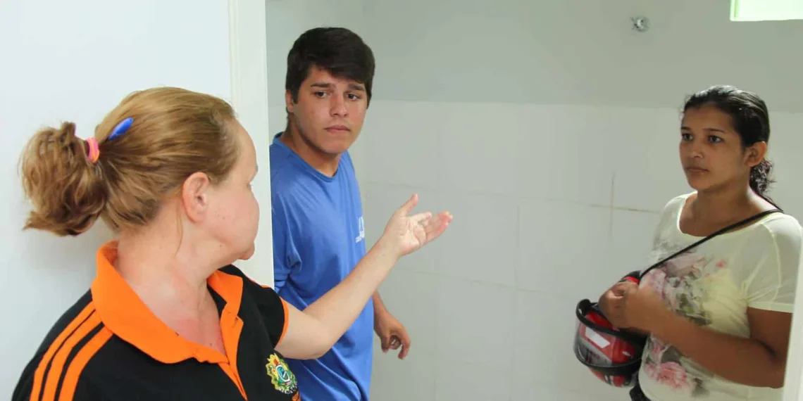 Moradores recebem temporariamente as chaves da casa e analisam o novo lar