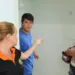 Moradores recebem temporariamente as chaves da casa e analisam o novo lar