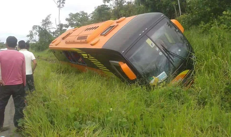 Ônibus da empresa transacreana perde o controle e saí da pista na Estrada de Sena Madureira