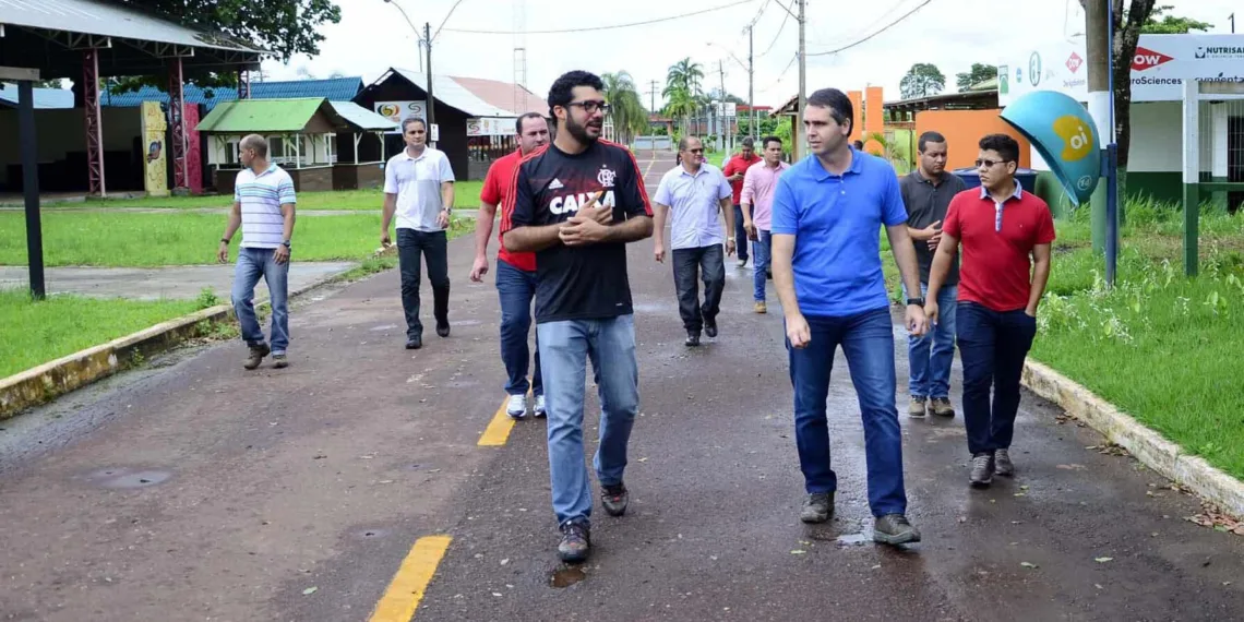 Prefeito e equipe visitaram o parque de exposições