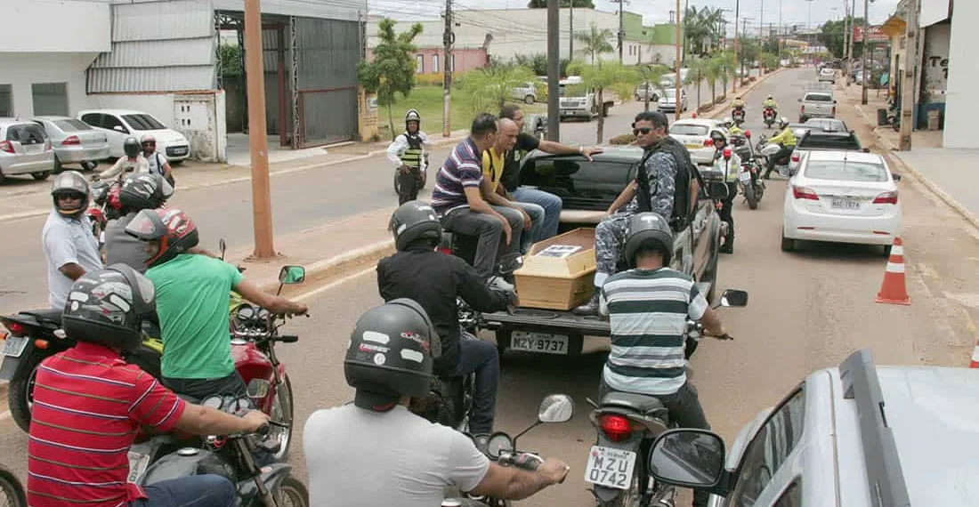 Agente executado com dez tiros é enterrado sob comoção