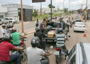 Agente executado com dez tiros é enterrado sob comoção