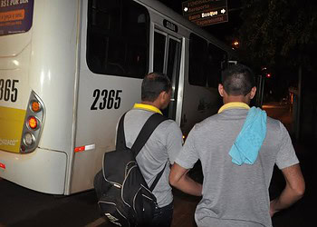 Bandidos assaltam ônibus na parada final do Bairro Alto Alegre