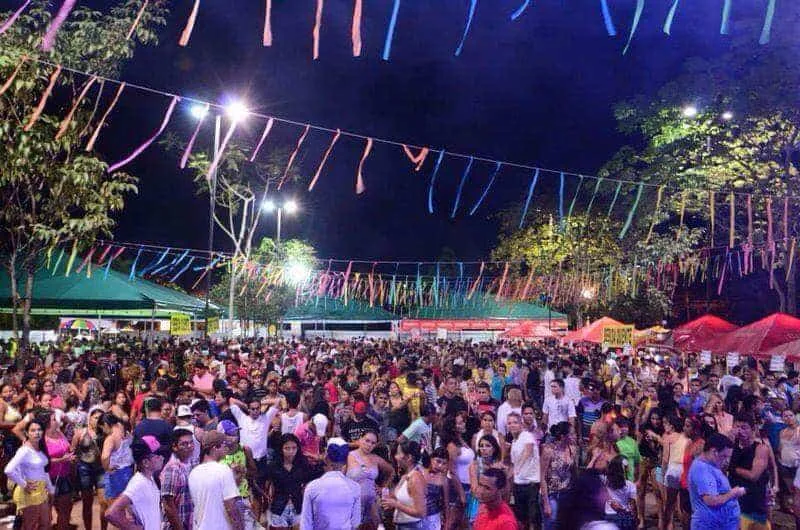 Jovens pedem a volta dos carnavais de bairro: 'CarnaVila é diversão em família'