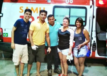 Os cinco jovens passavam pelo local quando viram a mulher em trabalho de parto