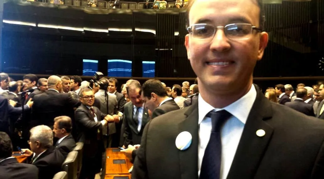 Empossado deputado federal, Leo de Brito diz que seu mandato deve ser 'de essência e não de aparência'