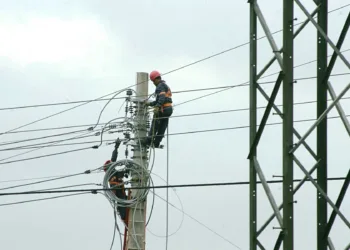 Conta de energia sofrerá pelo menos três reajustes em 2015