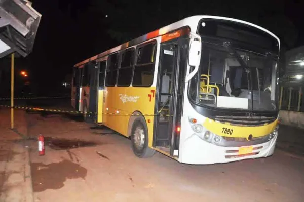 Trio incendeia ônibus em ato de manifesto no bairro Mocinha Magalhães