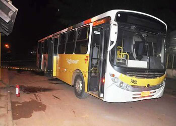 Trio incendeia ônibus em ato de manifesto no bairro Mocinha Magalhães