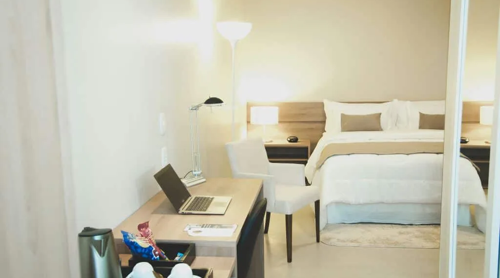 Hotel fica localizado no bairro Bosque, próximo ao Centro
