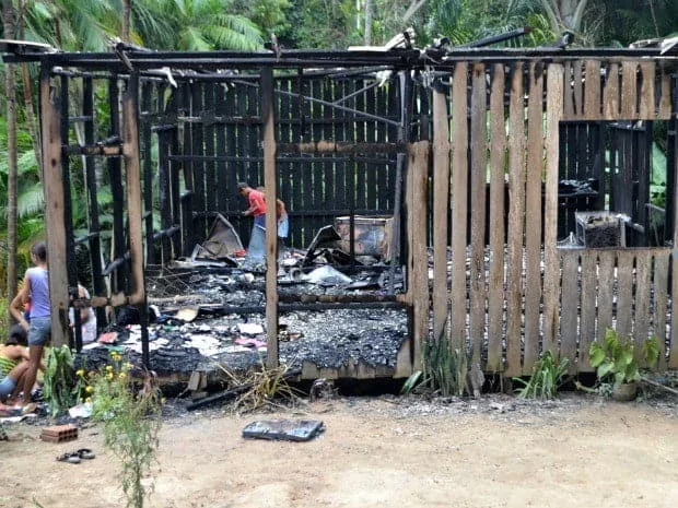 Homem coloca fogo na casa da família e deixa esposa e 3 filhas sem ter onde morar