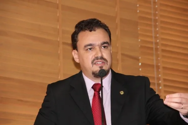 Líder do governo pede explicações sobre valores de taxas dos Cartórios do Estado
