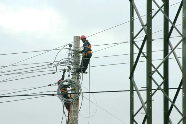 Ministro de Minas e Energia prevê um reajuste inferior a 40% este ano