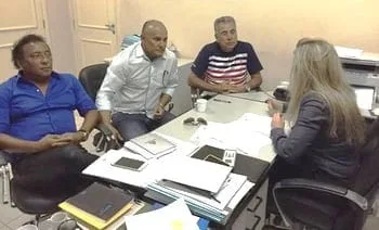 Dirigentes do Rio Branco reunidos com a promotora